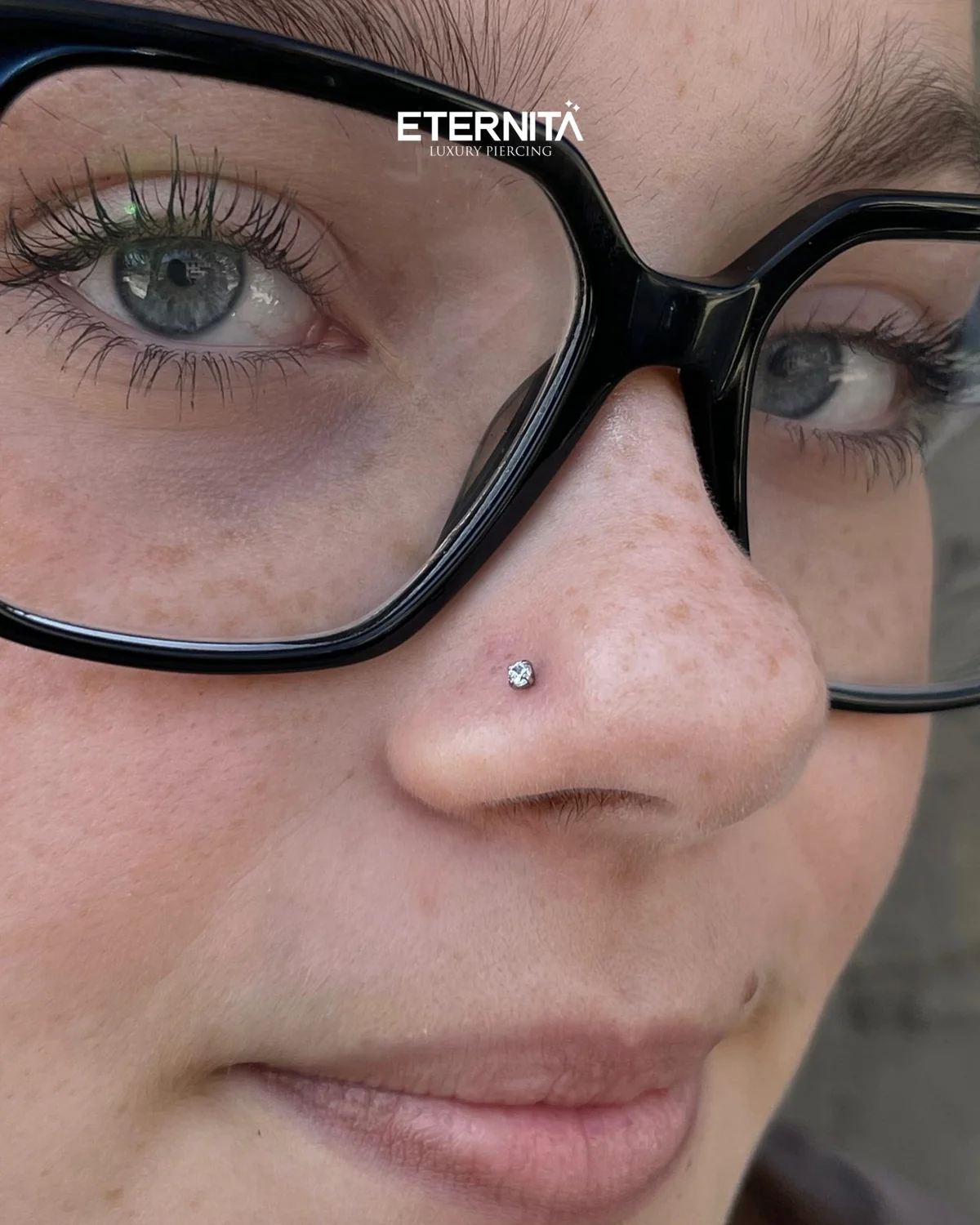 Nostril, bijou serti